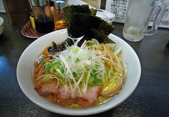 評判通り塩ラーメンはおいしかった．