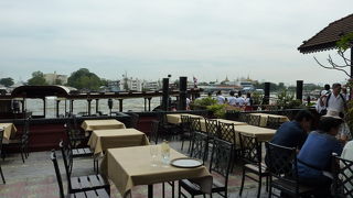 川沿いで立地の良いレストラン