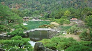 さすが日本の公園。高松の街中にあるのんびり散歩するにはもってこいの庭園。