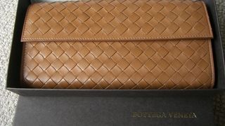 色限定！ボッテガの財布２００ユーロ！