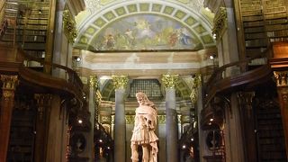 ウィーン見物の穴場、国立図書館