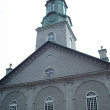 高い尖塔のホーリートリニティアングリカン教会