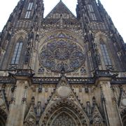 プラハ城内にある聖ヴィート大聖堂のステンドグラスはすごいよ