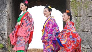 琉装で座喜味城跡散策