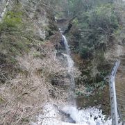 県道から見えます 『七折れの滝』