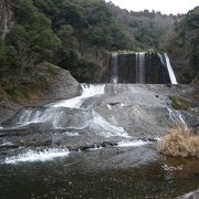 夏には“天然ウォータースライダー”として遊ぶことができます