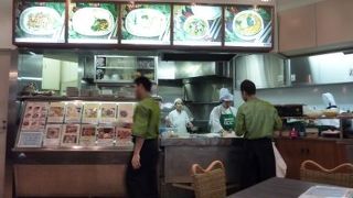 タイ人に囲まれるお店