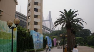 馬湾公園～橋と緑とアートの配置がナイス!!です