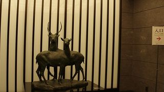 池田勇八作「嶺（みね」がエレベーターホールでお出迎えの三井記念美術館、日本橋散策の巻