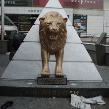 ライオン広場を飾る黄金のライオン像の新宿駅東口広場 早朝の新宿が好き の巻 By 一歩人 新宿駅のクチコミ フォートラベル