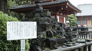 供養のため噴水として積み上げた石臼塚のある宝仙寺、中野坂上散策の巻