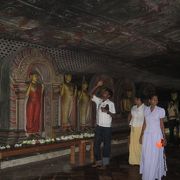 荘厳な雰囲気が漂っていました。「ダンブッラ石窟寺院」 in スリランカ。