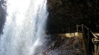 『雷滝』　ド迫力の裏見滝！