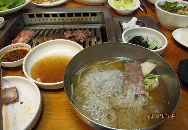 ２４時間営業の焼き肉店