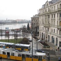 窓からドナウ、トラムの駅を望む