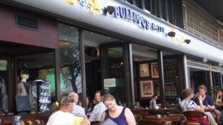 尖東：歩道にあふれるＵＳポップス８０'ｓ～ブルドッグ尖東店