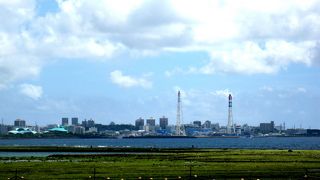 普天間を望むビーチに源泉かけ流し