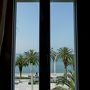 窓から海が見えるホテル