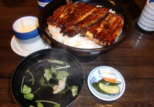 [昭和のうな丼・すみの坊]　三島の鰻は何処でも美味しいです。