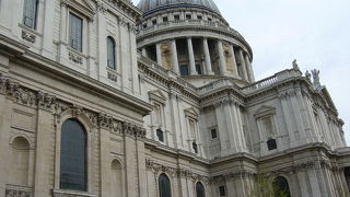 セントポール大聖堂　：　通常見学コースだけでも見ごたえ十分。でも体力ある人はさらに上、「石の回廊」「金の回廊」を目指してみて