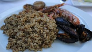 海の近くで美味しいパエリアを！