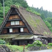 白川村のはずれでも合掌造りの家が見られます