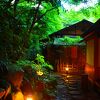 文化財の箱根老舗旅館で贅沢な露天風呂を楽しむ。