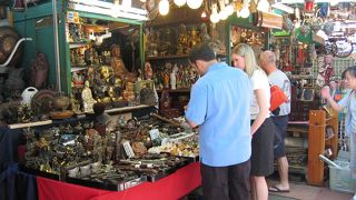 上環：ガラクタ探しが楽しい雑貨の街～キャット・ストリート