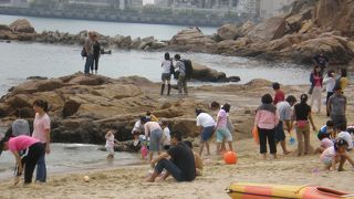 ラマ島：溶樹湾の発電所近く、海水浴客の歓声が聞こえるビーチ～洪聖爺海灘