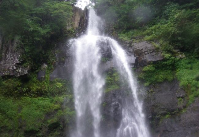 銚子に似ています　日本の滝百選『銚子ヶ滝』