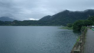 湖の向こうに開聞岳