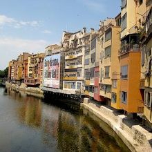 旧市街の川沿いに建つ住宅。