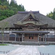 生駒氏の菩提寺，かやぶき屋根の本堂がいい