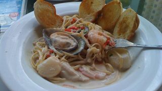 タモンの中心にある大きなシーフードレストラン