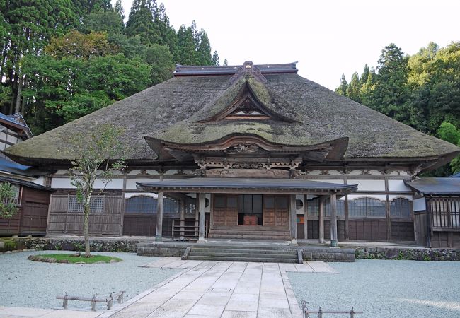 生駒氏の菩提寺，かやぶき屋根の本堂がいい