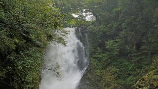 豪快な滝だが全貌がよく見えない