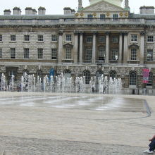 美術館はサマセット・ハウスの一画（北の部分）にあります