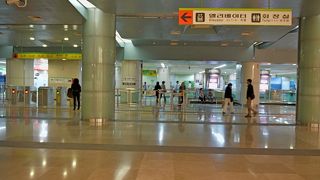 乗り場を間違えると，切符が帰ってこない！！要注意！