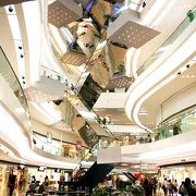 九龍塘：人気ブランドが競って出店、スケートリンクもある、郊外のショッピング・モール～又一城