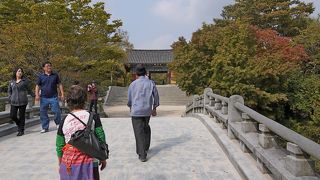 仏国寺入口日本語でガイドを勧めてくるおじさん