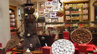 夜遅くまであいている、グランプラス近くのチョコ屋さん