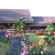 花でイッパイの庭園と山並みを見渡せる山小屋風のパレスは必見