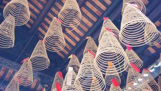 アジアンなお寺はお線香が面白い