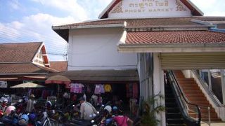 ローカルな市場で、人々の生活館が伝わってきます。