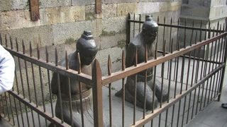 岳廟（唾をかける像がある）