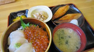 朝市内で早朝から夜まで営業