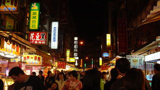 夜がおススメ！出店が賑やかで立ち食いが楽しい