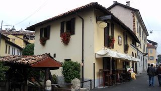 運河沿いのかわいいレストラン