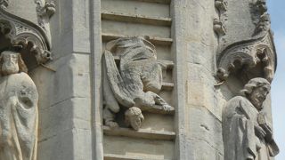 階段からずっこけている天使