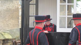 女王様のクラウンとカラスとビーフィーター